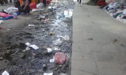 वनकालीमा सडकमाथिबाट बगेको ढलले साउने सोमबारका भक्तजनलाई असर